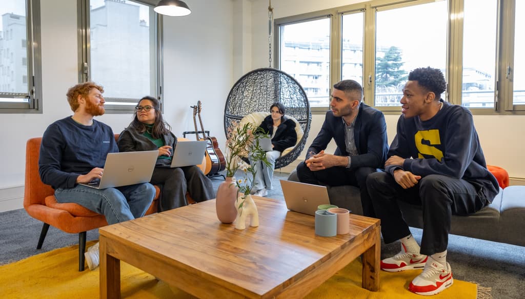 Travail de groupe dans l'espace idéation