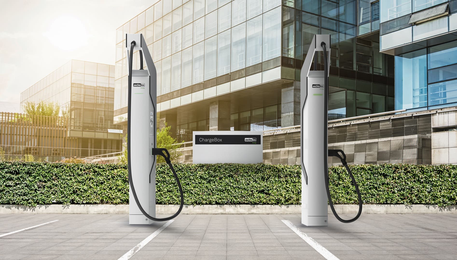 Die Systemlösung ChargeBox für batteriegepuffertes Ultra-Schnellladen mit bis zu 320 kW Ladeleistung der ADS-TEC Energy