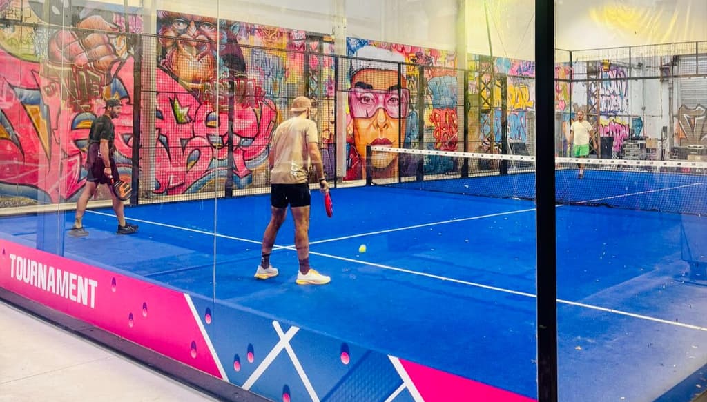 Début 2024, un terrain de padel ouvre à Saint-Denis pour réunir nos collaborateurs et marques partenaires autour du sport.