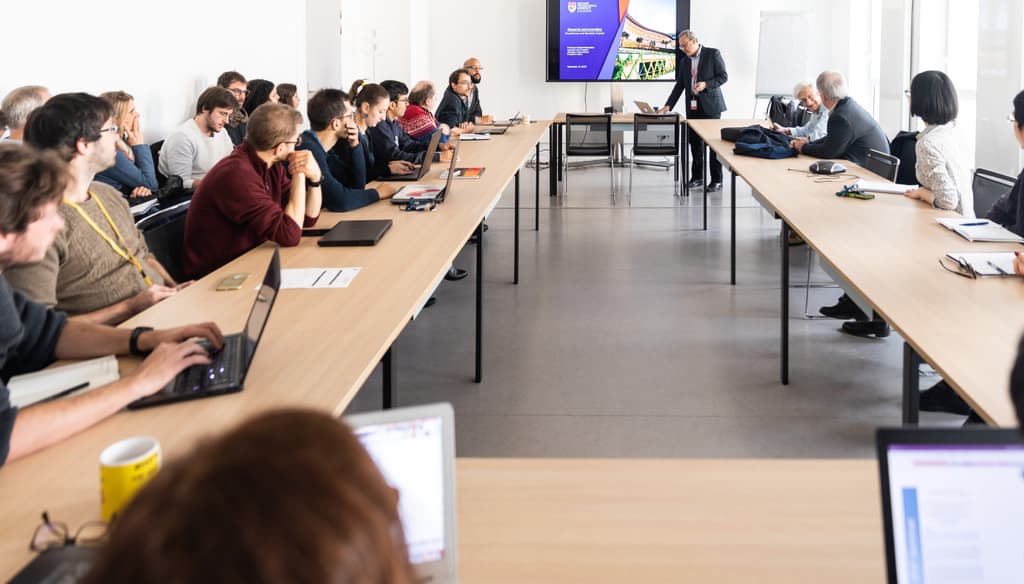 Grande salle du conseil (salle de réunion tout équipé)