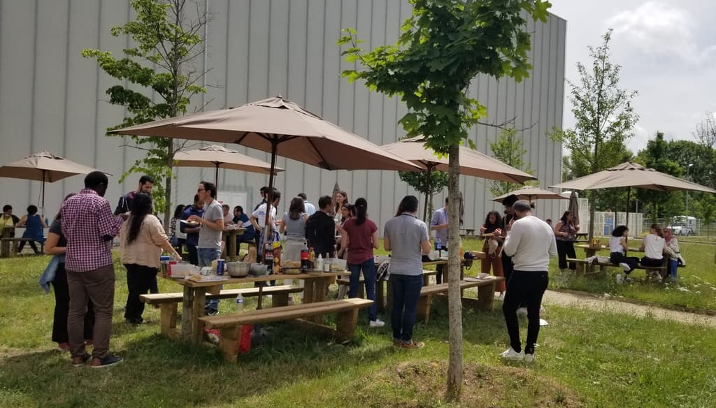 Picnic dans les jardins de l'IPVF pour clôturer les InternsDays@IPVF