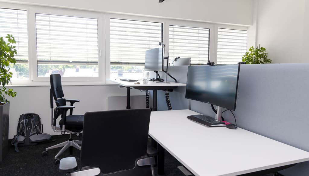 Unsere Arbeitsplätze mit elektrisch höhenverstellbaren Schreibtischen