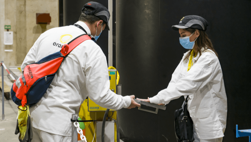 Contrôle radiologique en sortie de Zone. Orano Tricastin