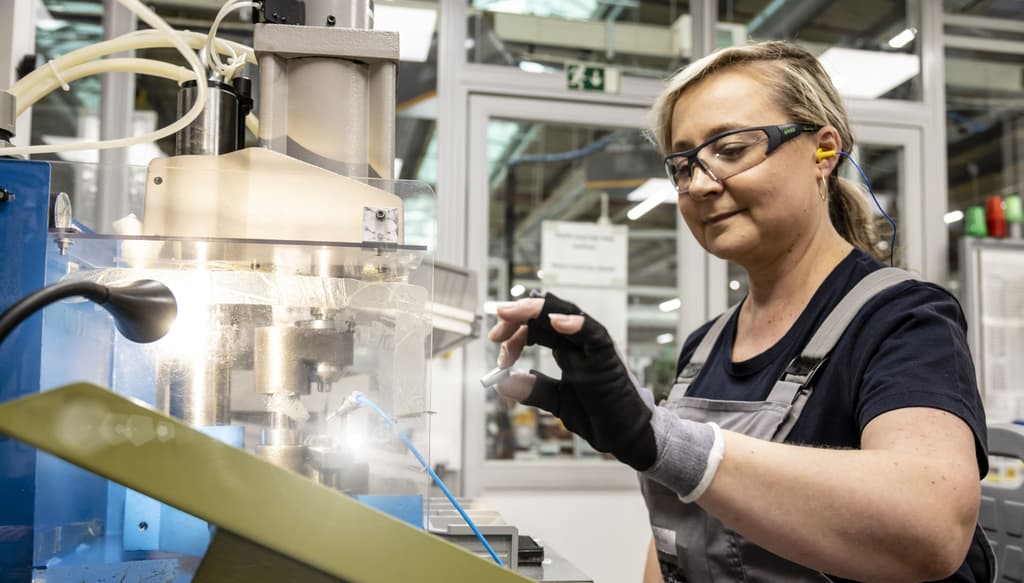Eine Mitarbeiterin testet die Qualität eines Produkts