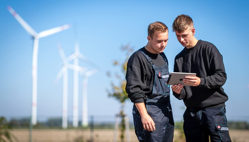 Bei ENERTRAG bieten wir verschiedene Ausbildungsgänge an - unter anderem auch die Ausbildung zum Elektroniker (m/w/d) für Betriebstechnik