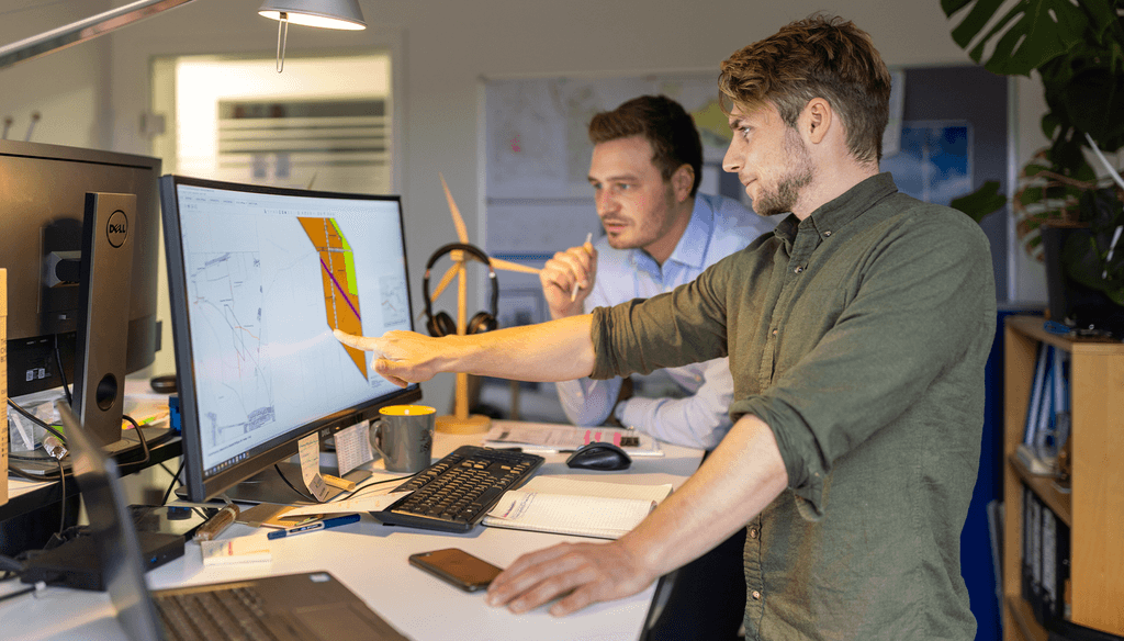 Zwei unserer Kollegen bei der Projektplanung