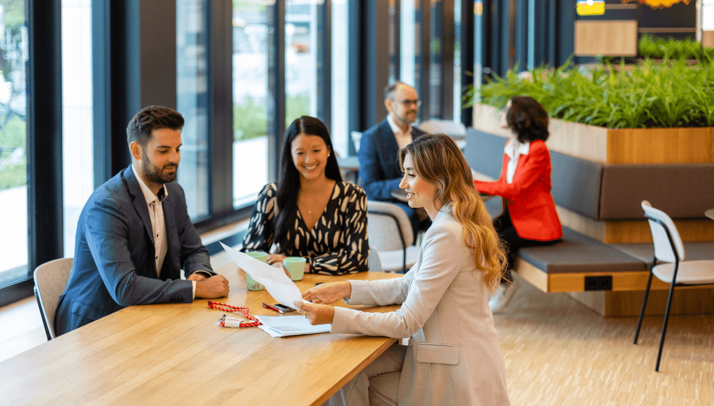 Entspannte Atmosphäre, inspirierende Gespräche: Unser DeKaffee ist der perfekte Ort für Kreativität und Genuss im Arbeitsalltag.