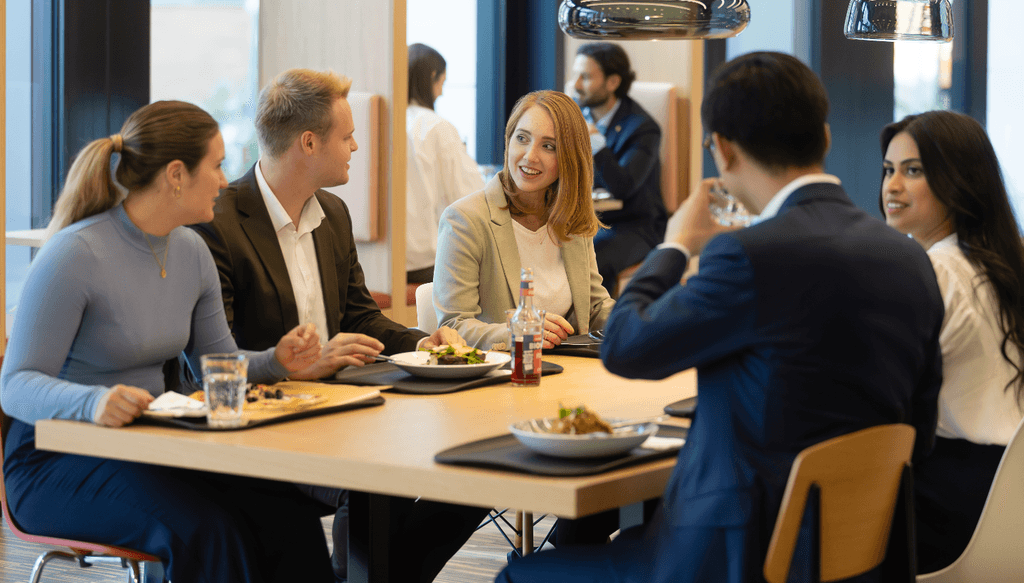 Gemeinsames Essen, Gemeinschaft erleben: Unsere DeKantine bietet Raum für Genuss und Austausch unter Mitarbeitern.