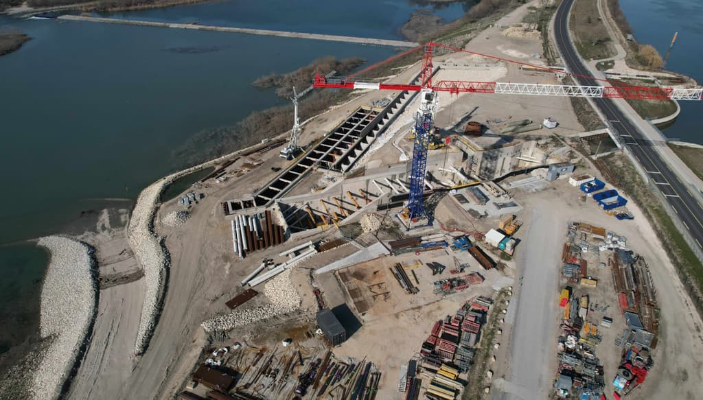 passe à poissons sur le barrage de Vallabrègues