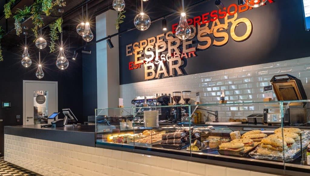 Unsere Espresso-Bar mit einer großen Auswahl an Köstlichkeiten, Kaffee, Süßgetränken etc.