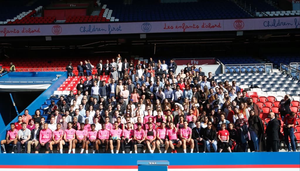 Chaque année, les collaborateurs assistent à l'entrainement des joueurs au Parc des Princes.