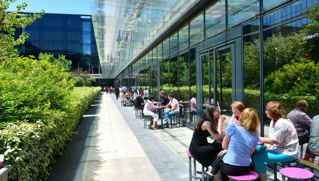Une pause café dans le jardin ?
