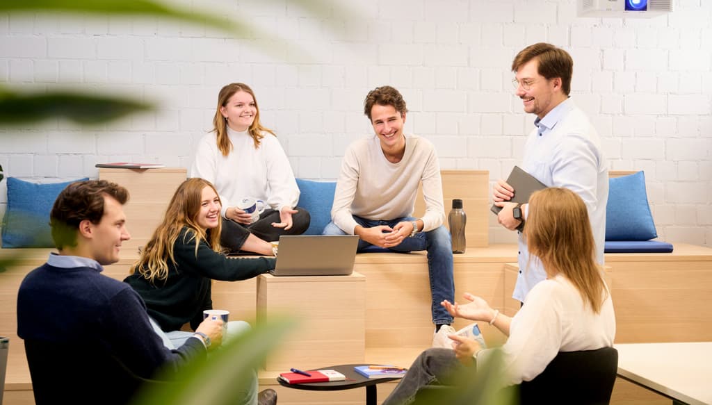 Studierende bei der MTU