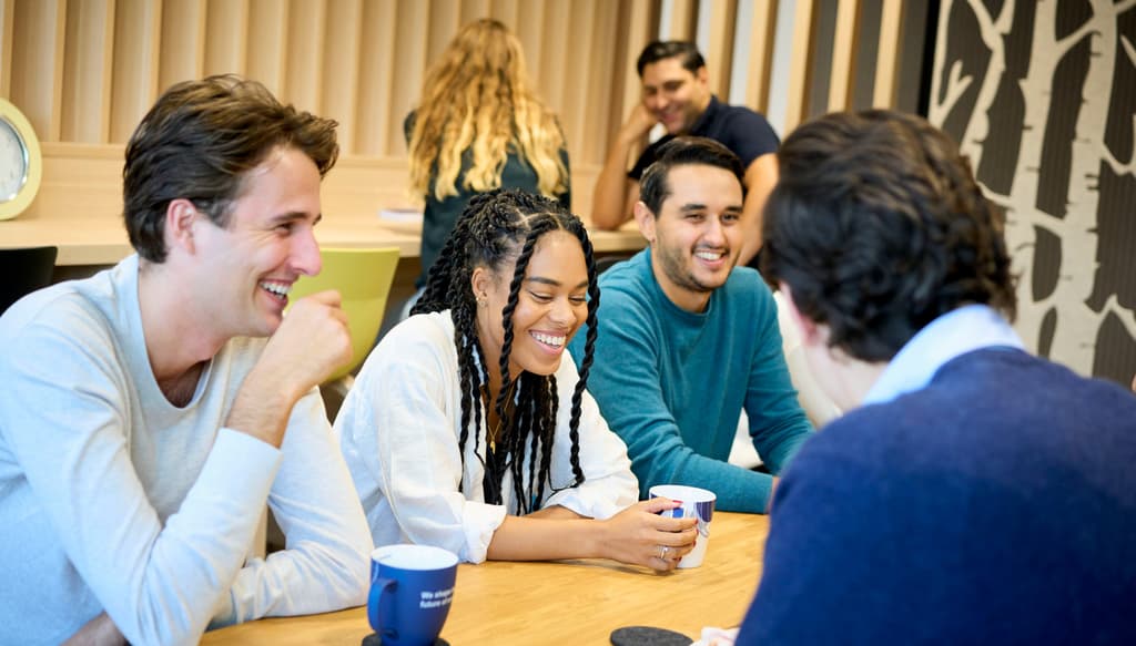 Studierende bei der MTU