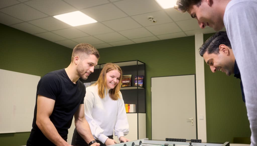 Studierende bei der MTU