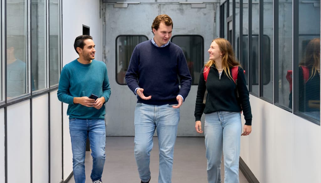 Studierende bei der MTU
