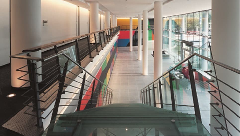 Gebäude Ergo - Eingangshalle mit Treppe