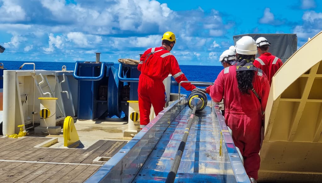Opération Marine - Pose d'un répéteur en mer - ASN & LDA