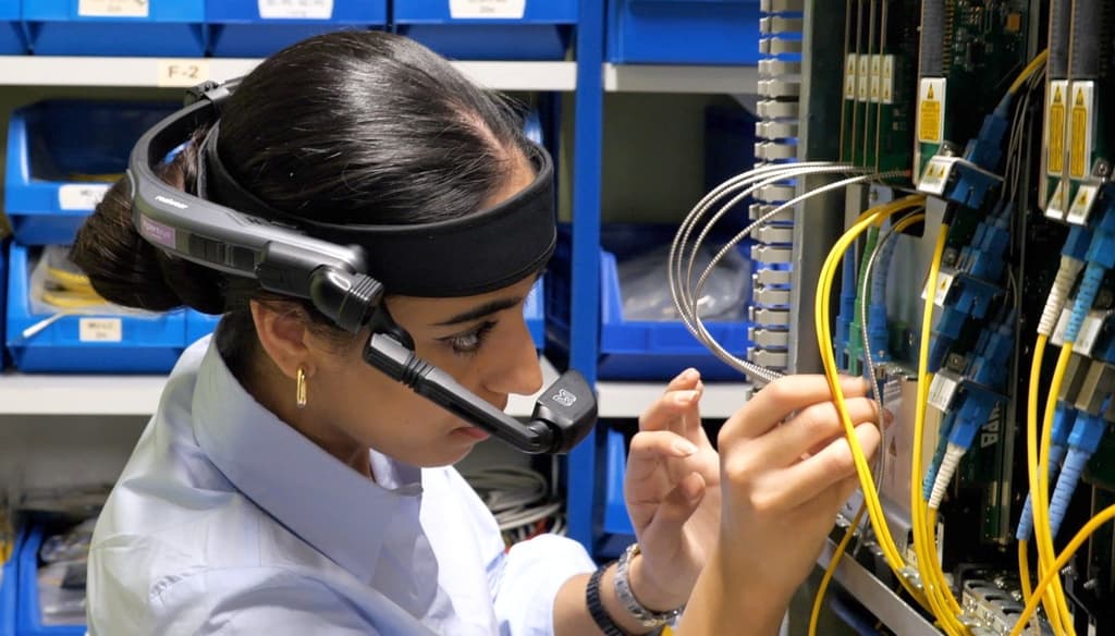 Utilisation des Smart Glasses pour intervenir sur un équipement tout en étant connecter avec une personne à distance - ASN