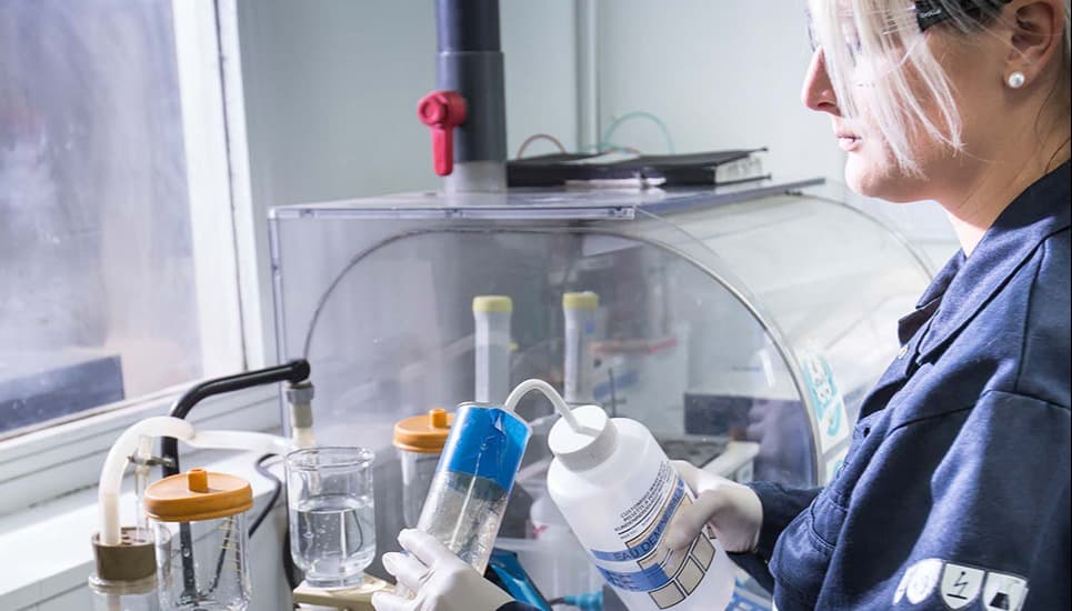 Technicienne en opération de mesure