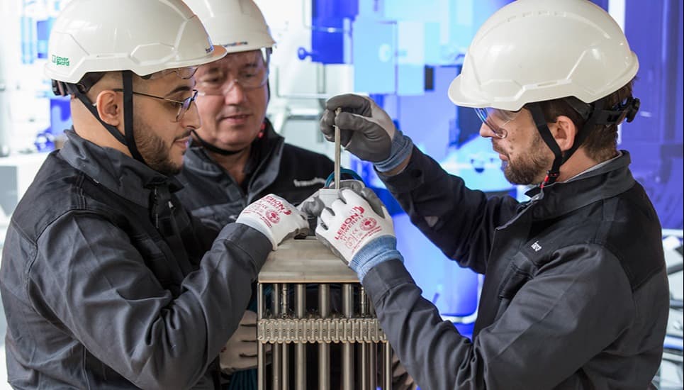 Formation autour d'une maquette d'assemblage de combustible