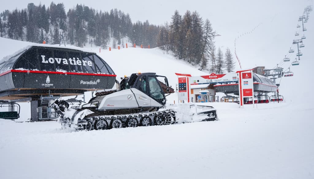 Dameuse et remontés mécaniques à La Plagne