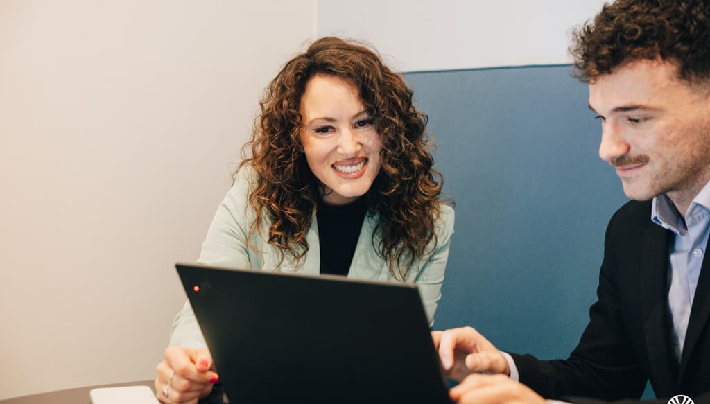 Echange entre une manageuse et un consultant
