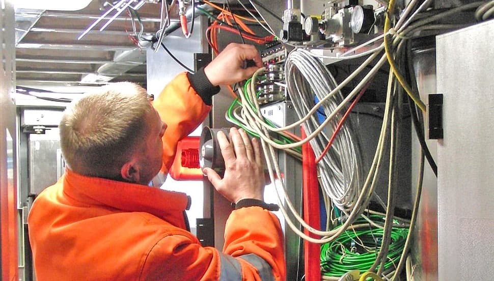 Bremstechnische Prüfung einer Lok - Einbau und Komplettierung der Messtechnik.