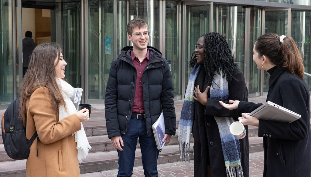 Collaborateurs devant les Tours à La Défense