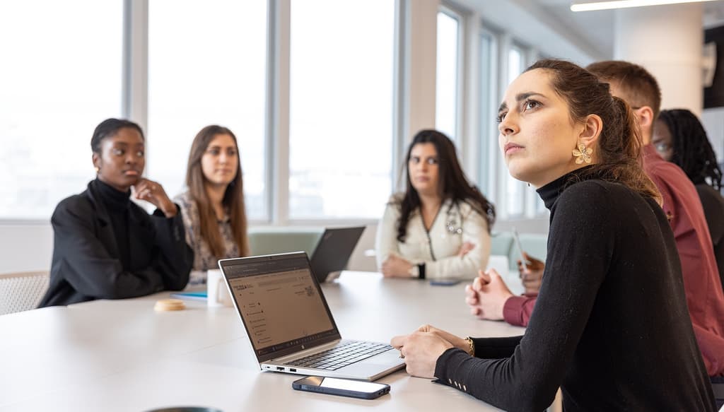 Collaborateurs en réunion - La Défense