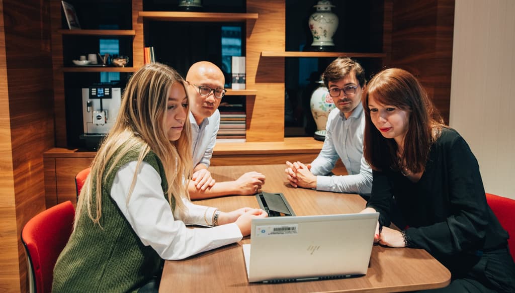 Collaborateurs qui travaillent ensemble à l'Agence Centrale à Paris