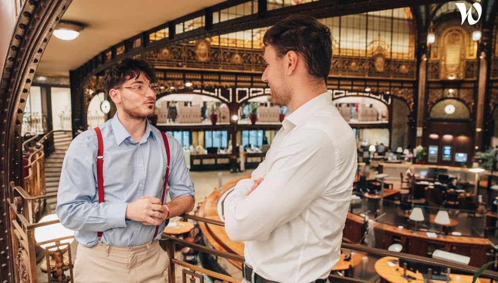 Collaborateurs qui discutent à l'Agence Centrale à Paris