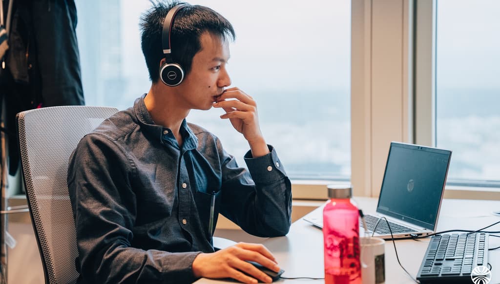Collaborateur en réunion à la Défense