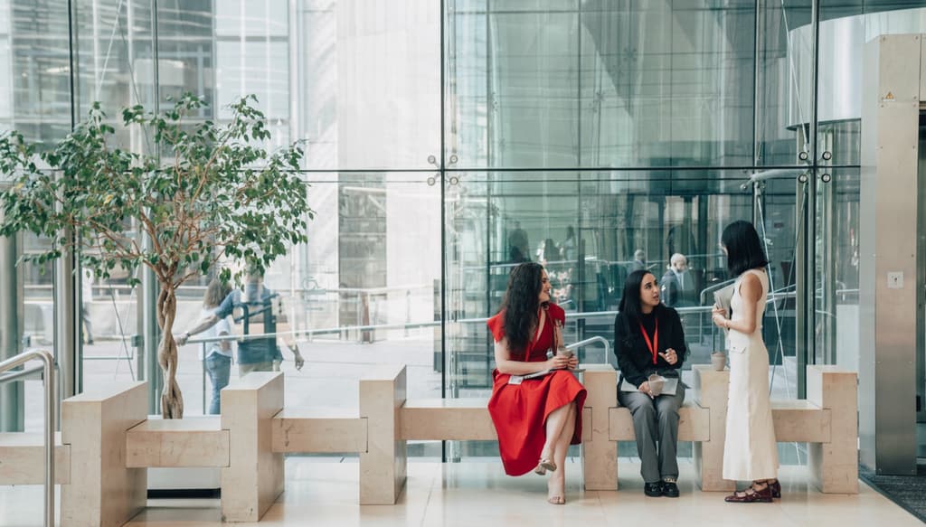 Collaboratrices dans le hall des Tours Société Générale à la Défense