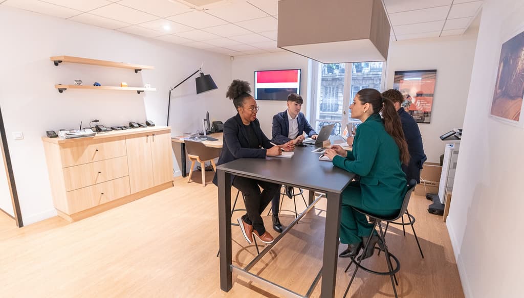 Collaborateurs en agence bancaire à Paris