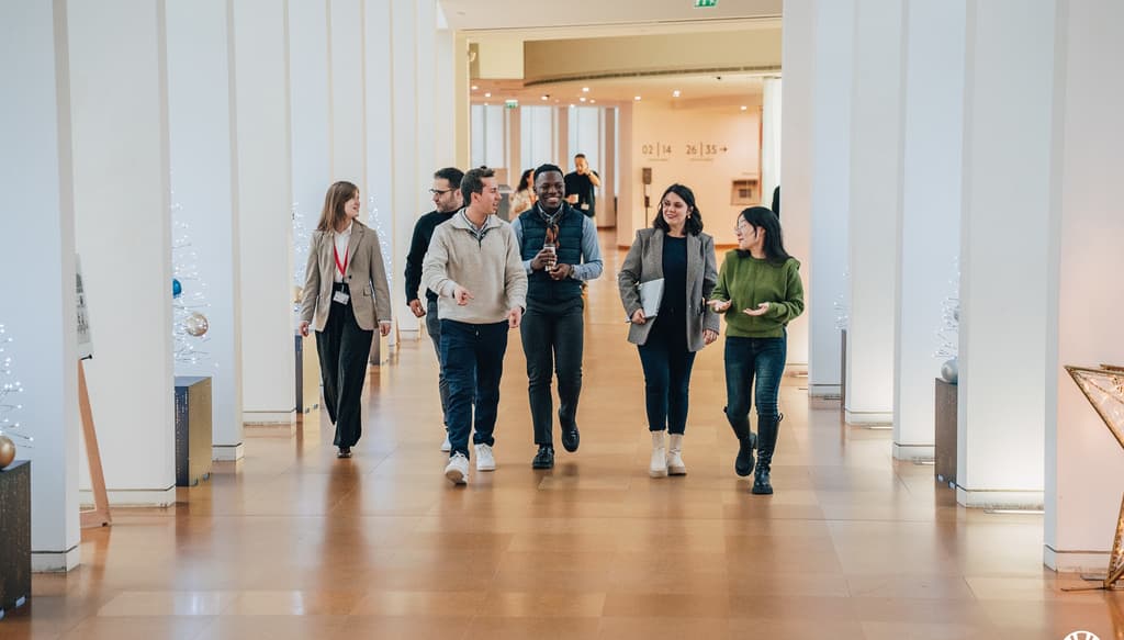 Collaborateurs qui marchent à la Défense