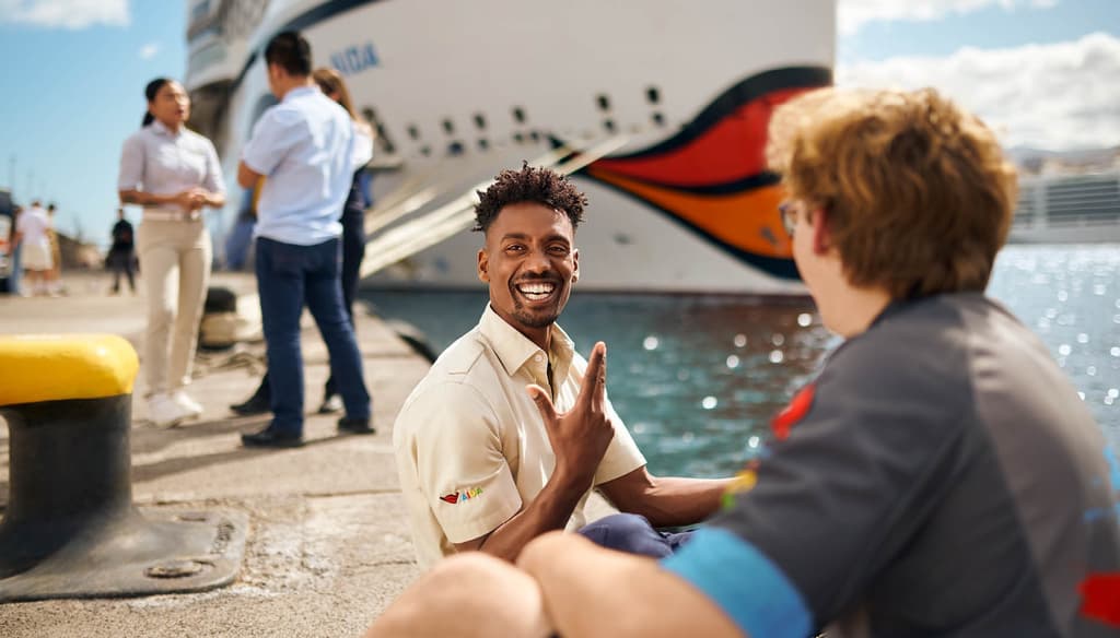 AIDA Crew vor Schiff