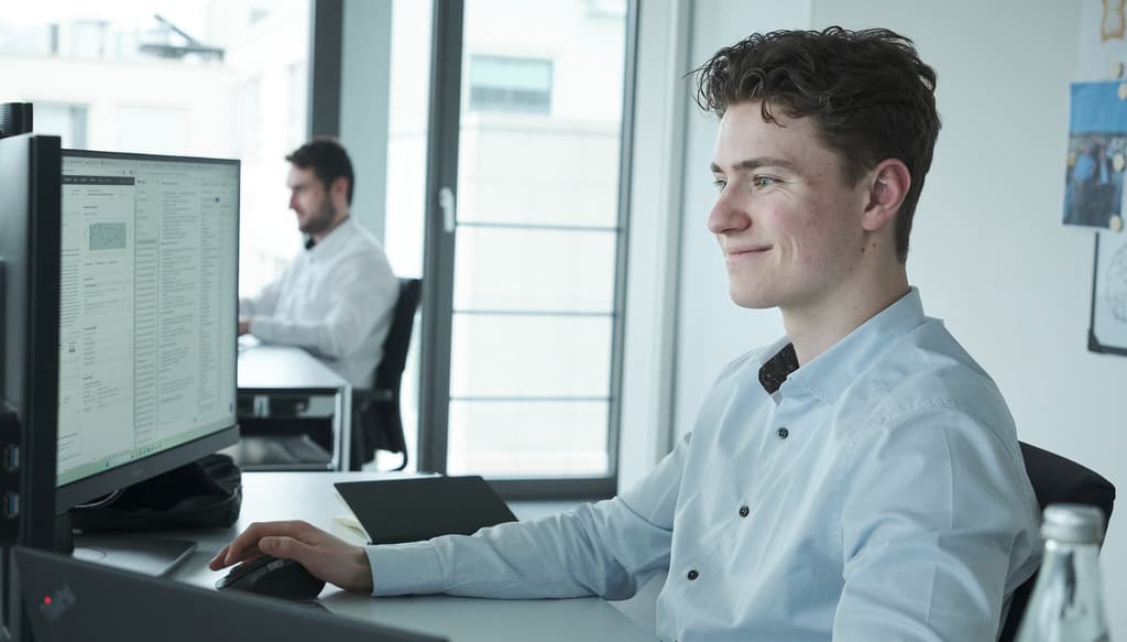 In unserem hellen, modernen Office trifft konzentriertes Arbeiten auf echten Teamspirit - natürlich mit bestem Equipment.