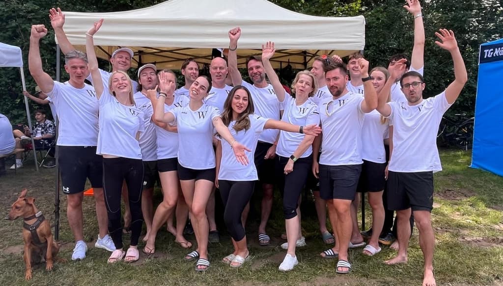 …beim Drachenboot-Rennen oder nach Feierabend: Teamspirit endet bei uns nicht am Schreibtisch.