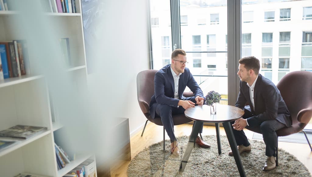 Ob kurze Abstimmung oder tiefgehende Diskussion, bei uns zählt der direkte Austausch auf Augenhöhe im Team.