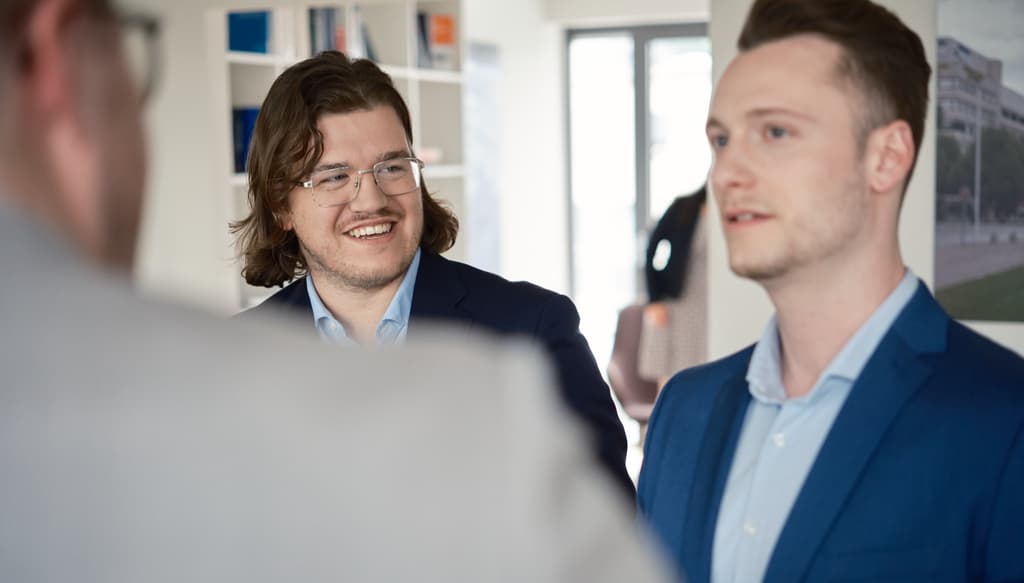 Ob kurze Abstimmung oder tiefgehende Diskussion, bei uns zählt der direkte Austausch auf Augenhöhe im Team.