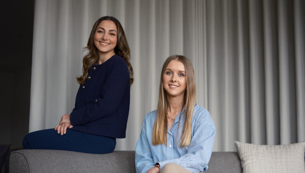 Zwei unserer Kolleginnen zeigen: Bei uns wird Professionalität mit Herzlichkeit verbunden – authentisch und mit Freude an der Arbeit.
