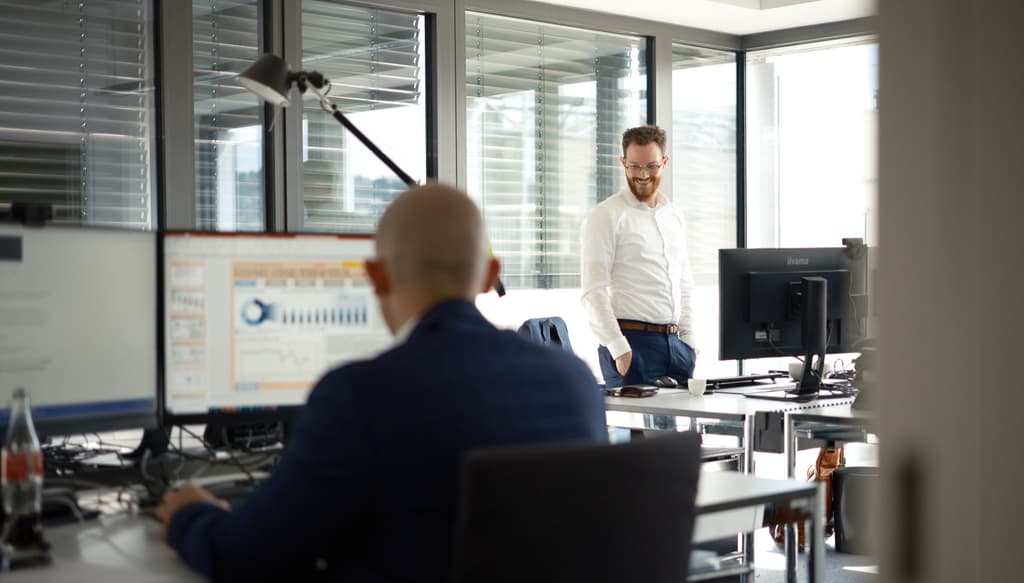 In unserem hellen, modernen Office trifft konzentriertes Arbeiten auf echten Teamspirit - natürlich mit bestem Equipment.