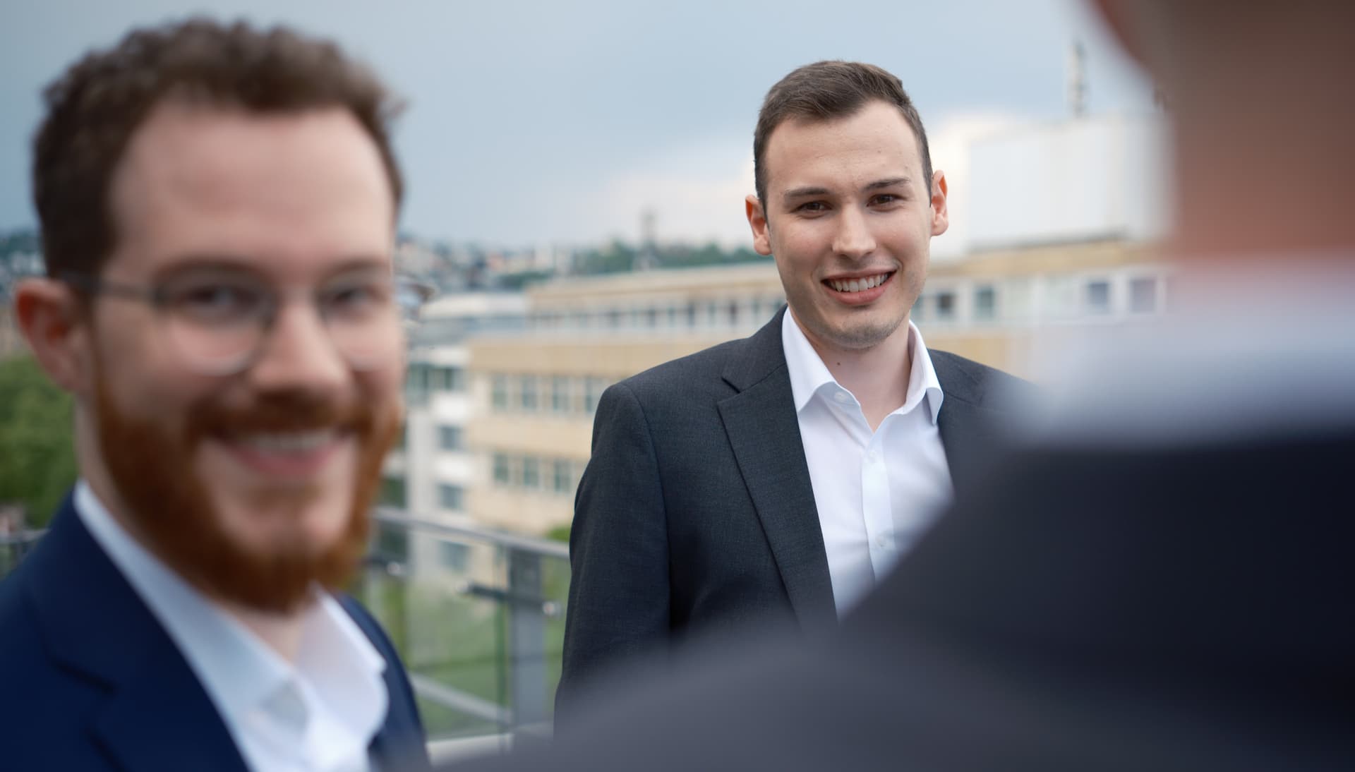 Ob kurze Pause, Austausch im Team oder Lunch mit Aussicht – unsere Dachterrasse ist der Lieblingsplatz im Büro.