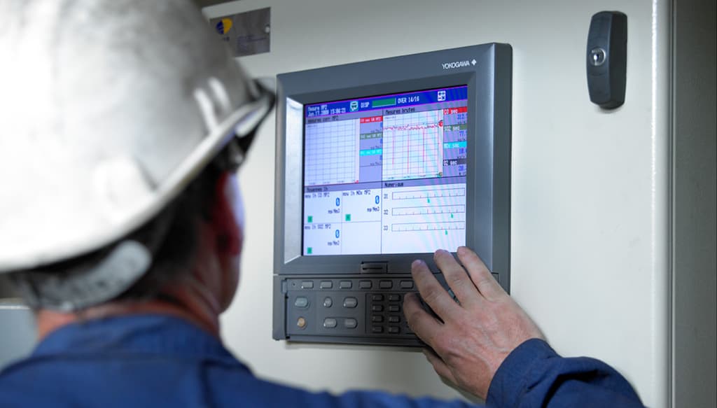 Un technicien UEM