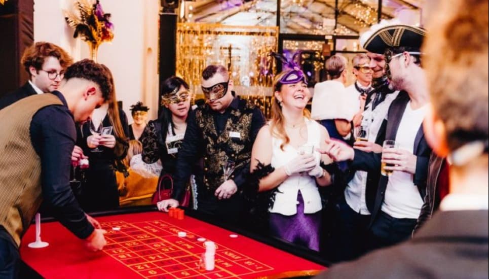 Een gemaskerd bal waar je als croupier de tafels kan begeleiden