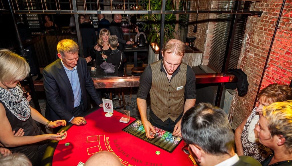 Onze croupier bij een Blackjack tafel