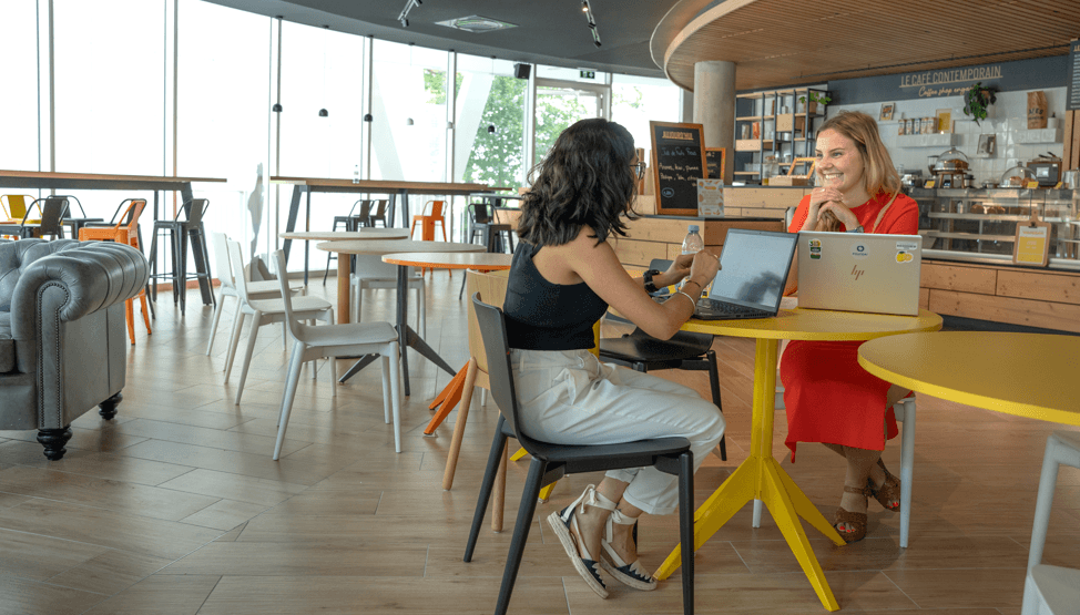 Collègues en réunion
