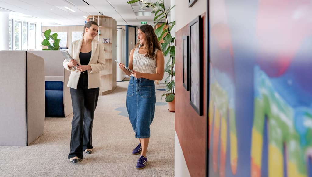 Collègues en train de marcher dans les couloirs