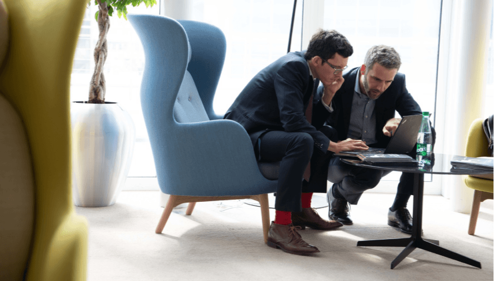 Le Business Center, lieu d'accueil privilégié pour les clients, propose un espace salon pour des échanges plus informels.